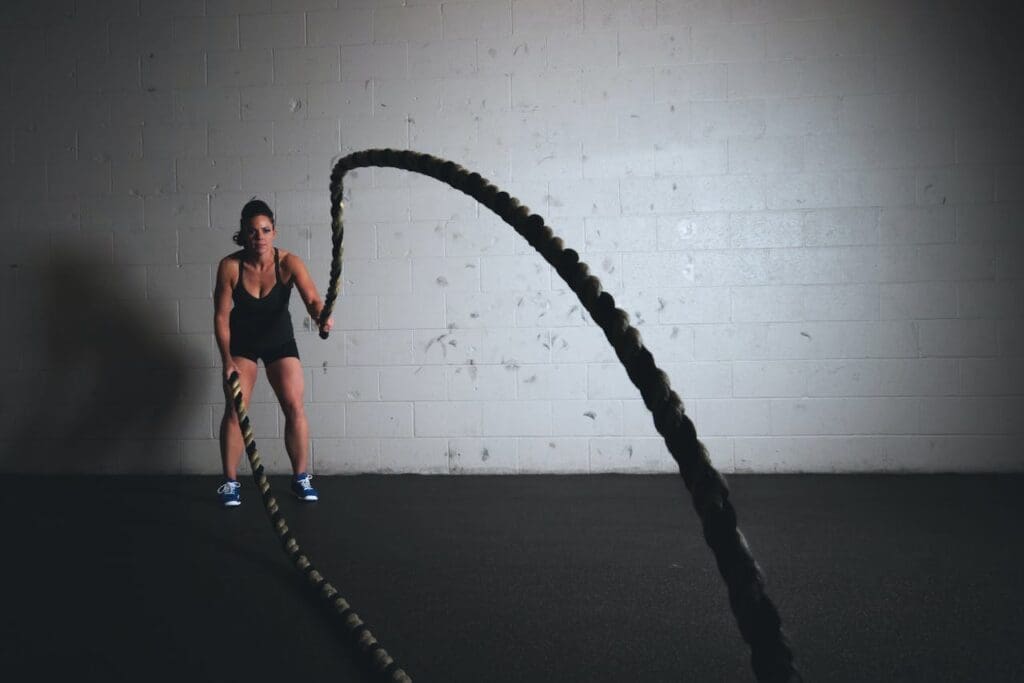 Woman with battleropes